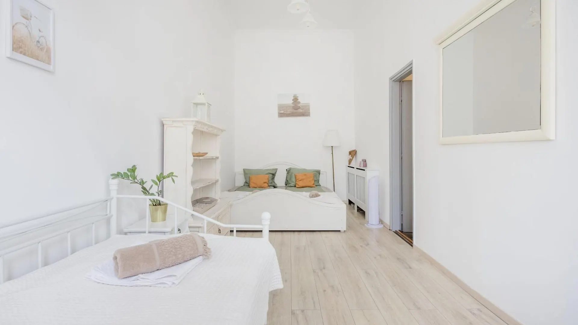 A Touch Of Provence And Pastels In The Centre Apartment Budapest