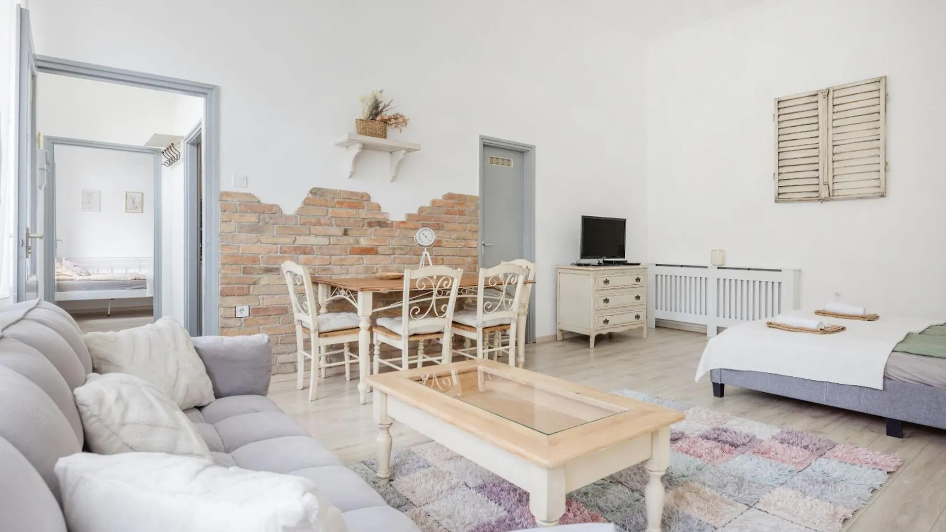 A Touch Of Provence And Pastels In The Centre Apartment Budapest 0*,  Hungary