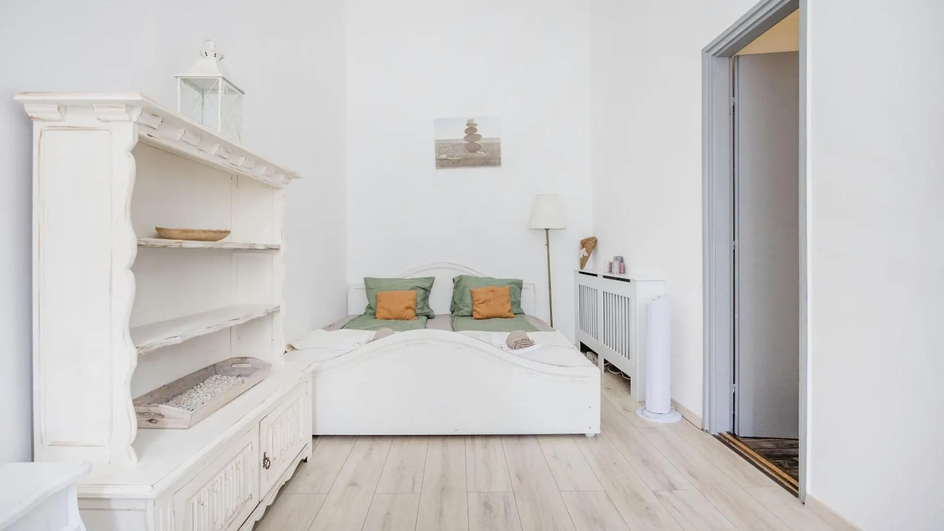 A Touch Of Provence And Pastels In The Centre Apartment Budapest
