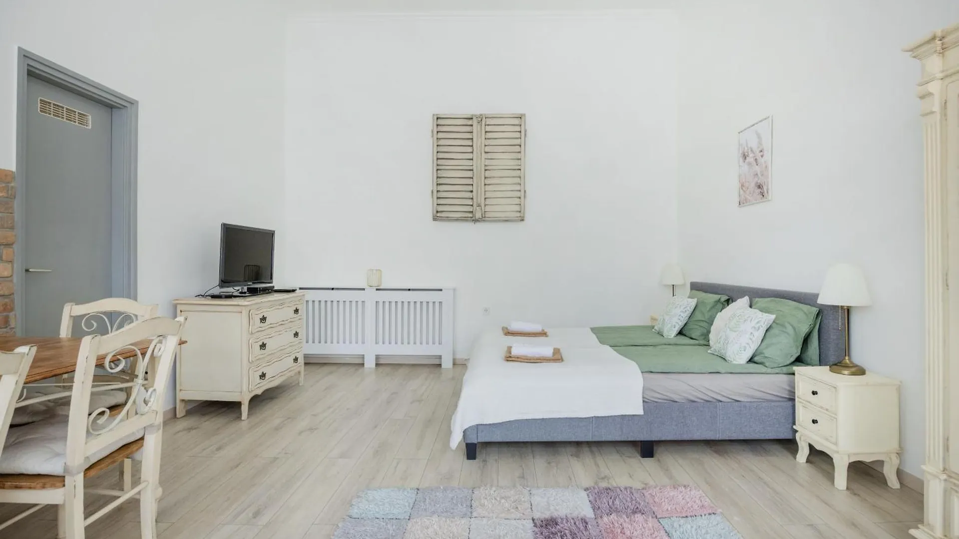A Touch Of Provence And Pastels In The Centre Apartment Budapest