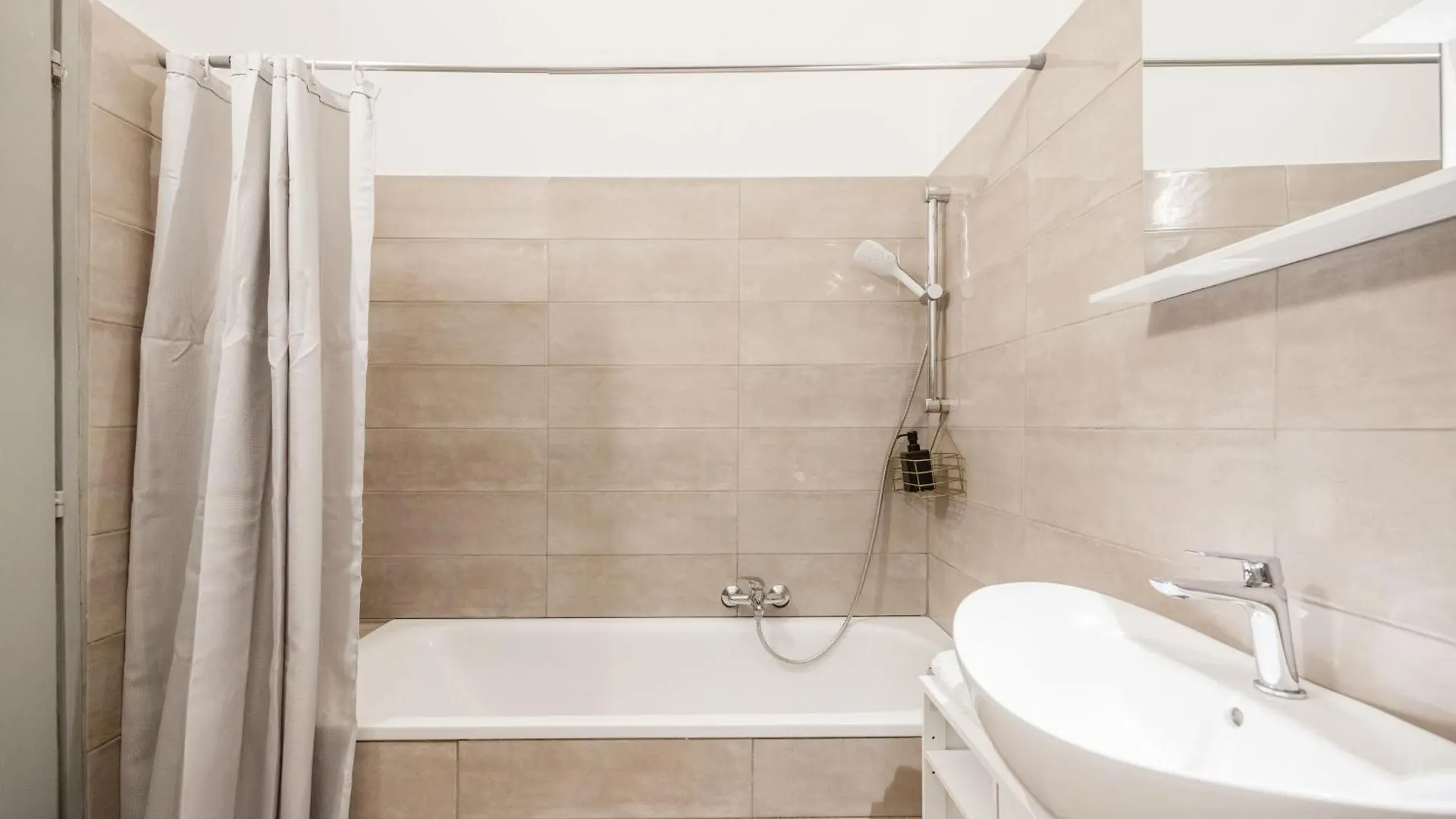 A Touch Of Provence And Pastels In The Centre Apartment Budapest
