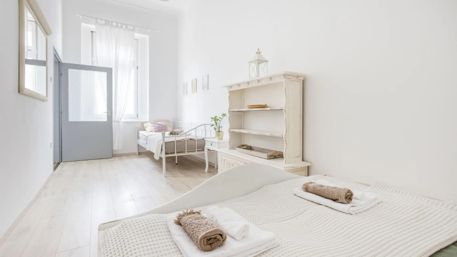 A Touch Of Provence And Pastels In The Centre Apartment Budapest 0*,