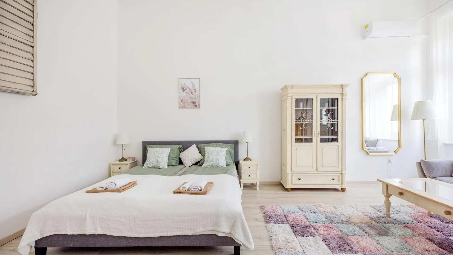A Touch Of Provence And Pastels In The Centre Apartment Budapest