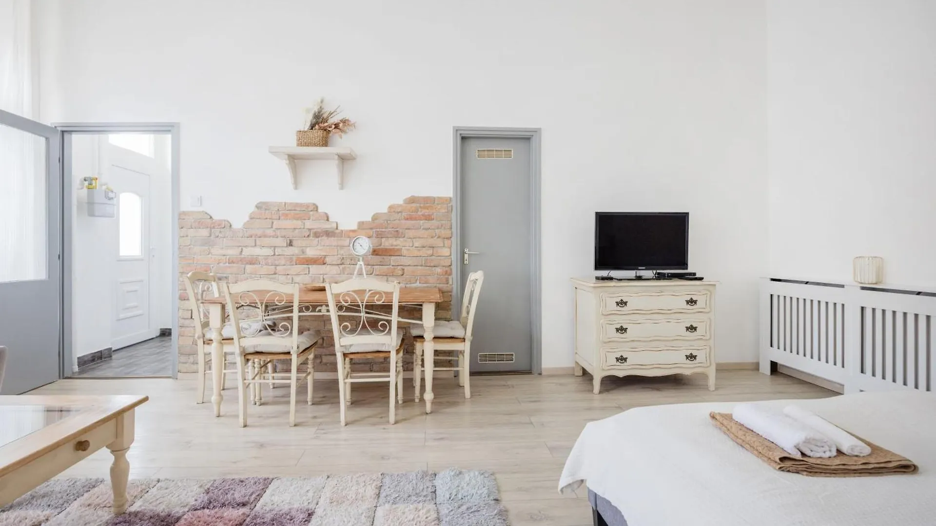 A Touch Of Provence And Pastels In The Centre Apartment Budapest