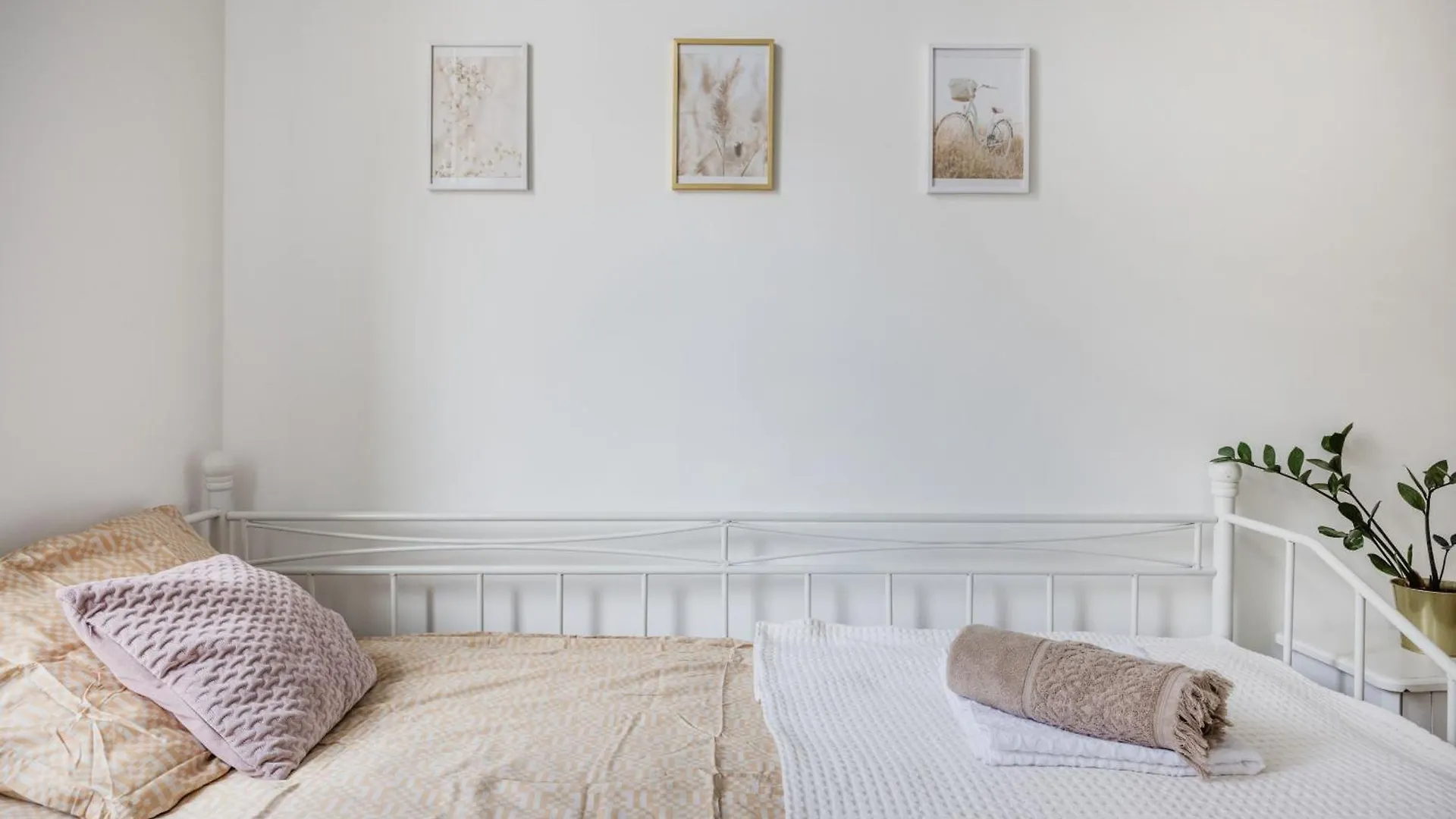 A Touch Of Provence And Pastels In The Centre Apartment Budapest
