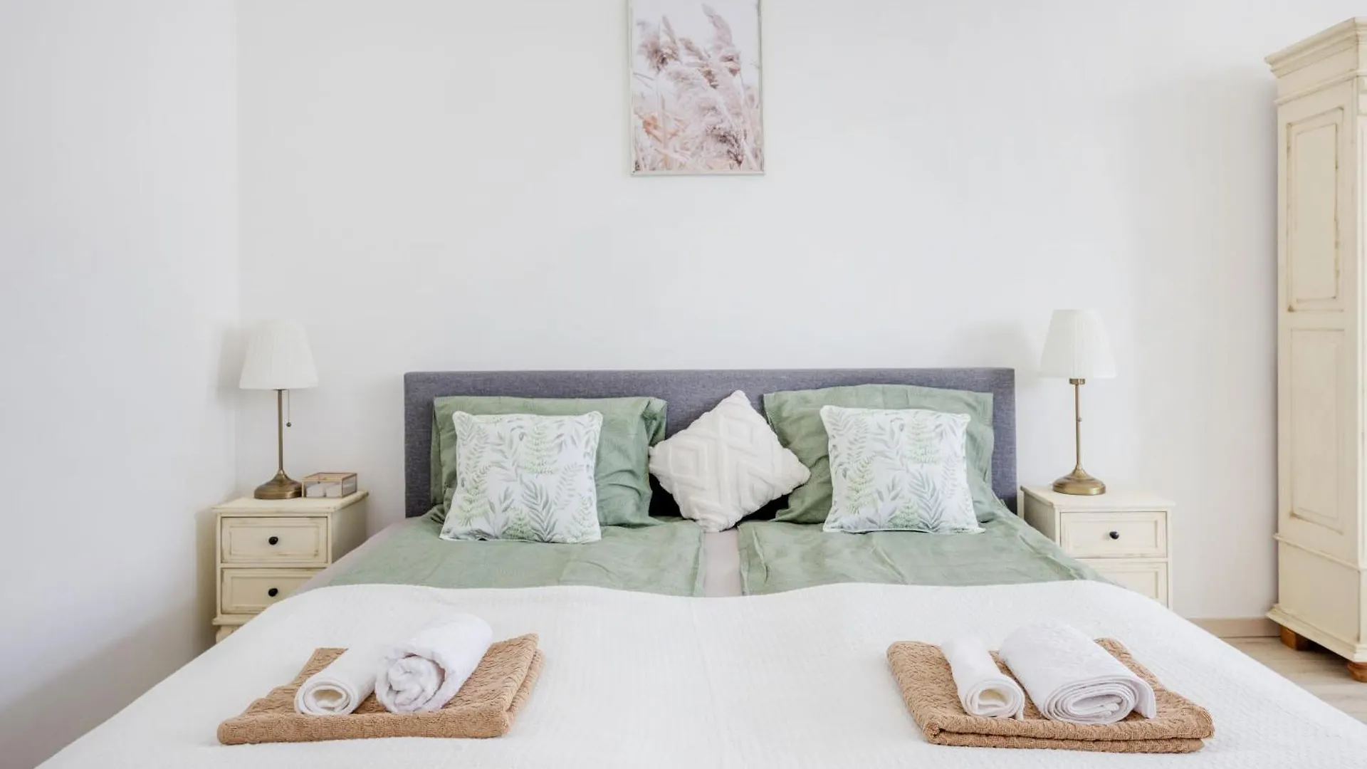 A Touch Of Provence And Pastels In The Centre Apartment Budapest