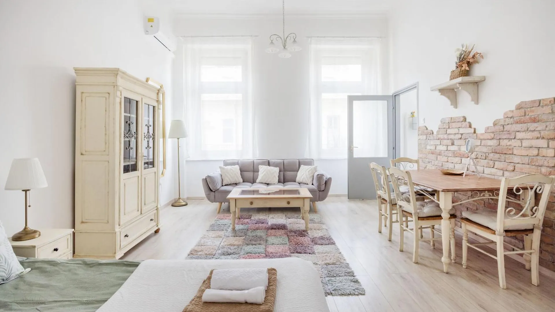 A Touch Of Provence And Pastels In The Centre contacts