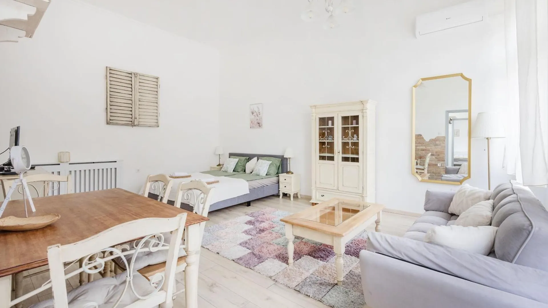 A Touch Of Provence And Pastels In The Centre Apartment Budapest